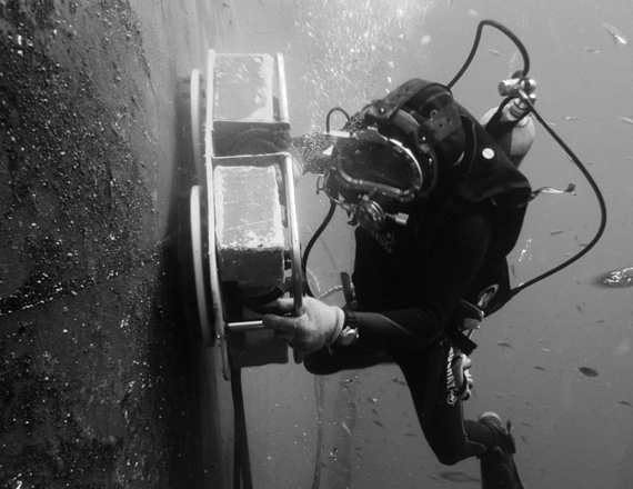 Duiker voert onderwaterinspectie uit