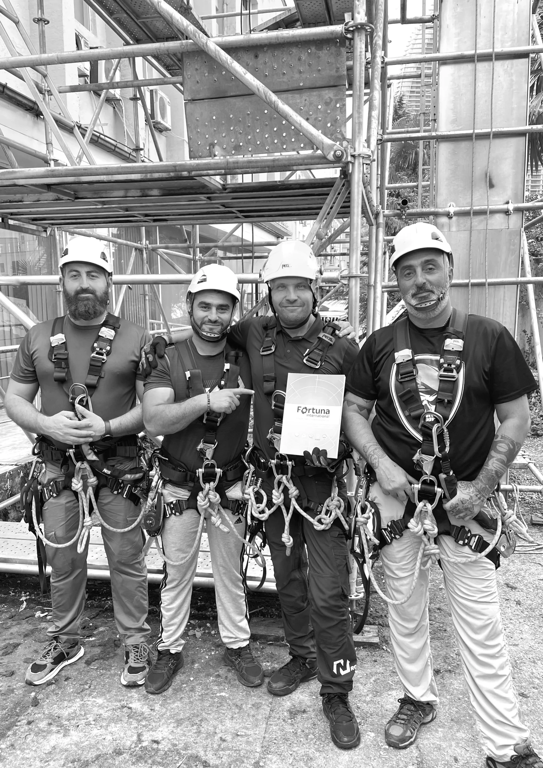 Medewerkers van Fortuna International tijdens veiligheidstraining voor werken op hoogte in Batumi, Georgië