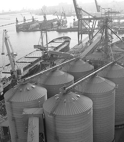 Kraanoperaties in de haven